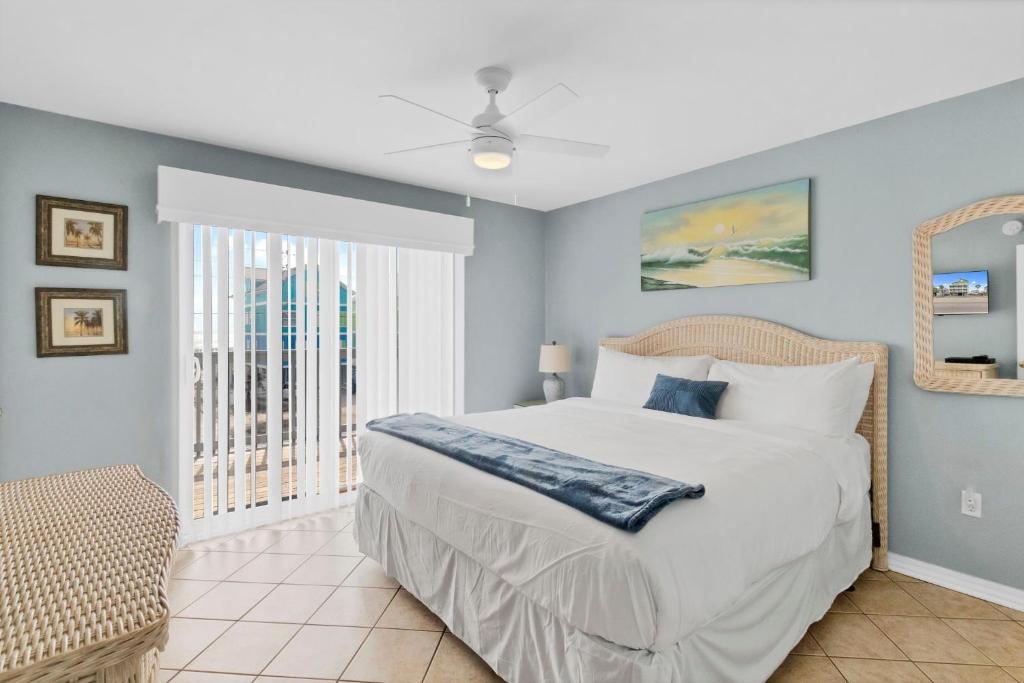 格尔夫海岸3BR Condo Gulf Views with Pool, Boat Launch and Dock的带一张大床和一扇窗户的卧室