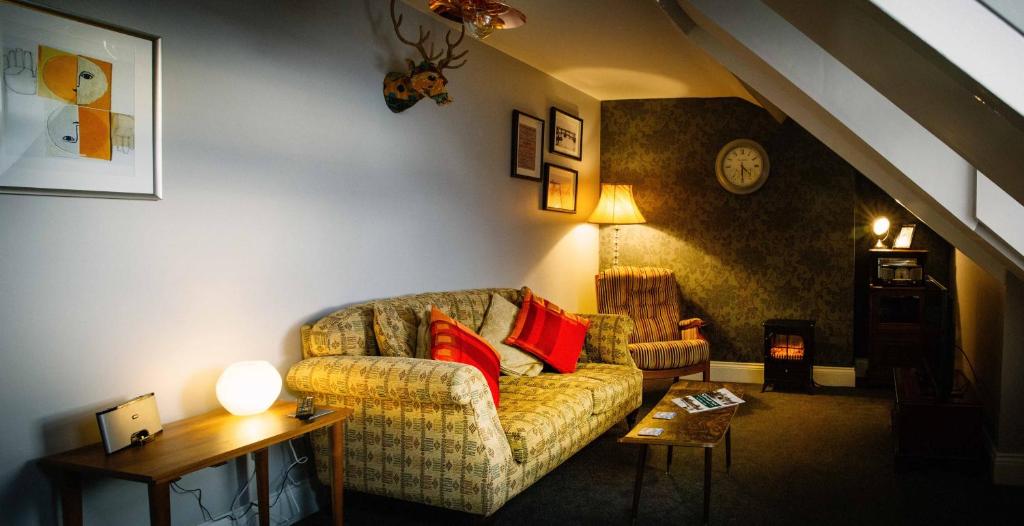 盖茨黑德Docker's Digs的客厅配有红色枕头的沙发
