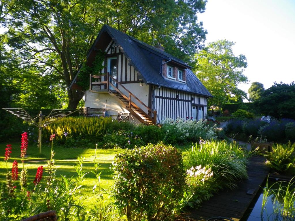Fatouville-GrestainGîte de l'Augérois的花园中一座带黑色屋顶的房子