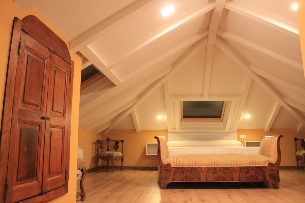卡卡韦洛斯Hostal Siglo XIX的一间卧室设有一张床,天花板上配有电视。