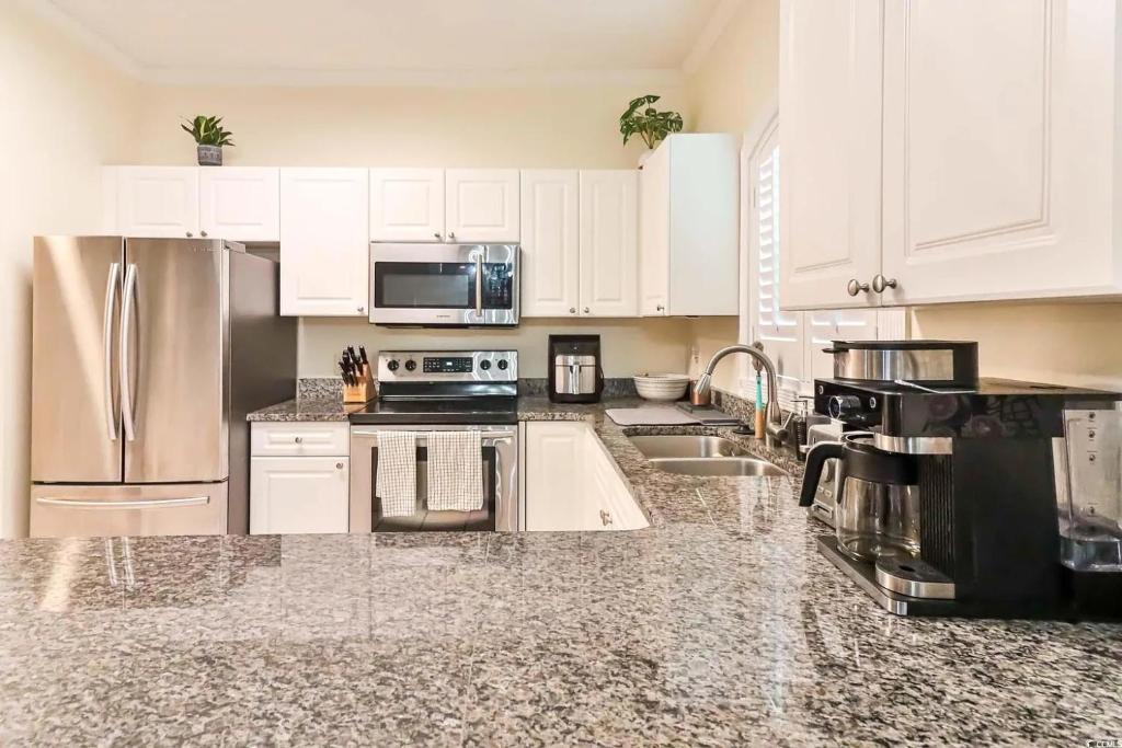 Beautiful 1500 s f 3 Bd - 2 Ba condo overlooking stream and golf course的厨房或小厨房