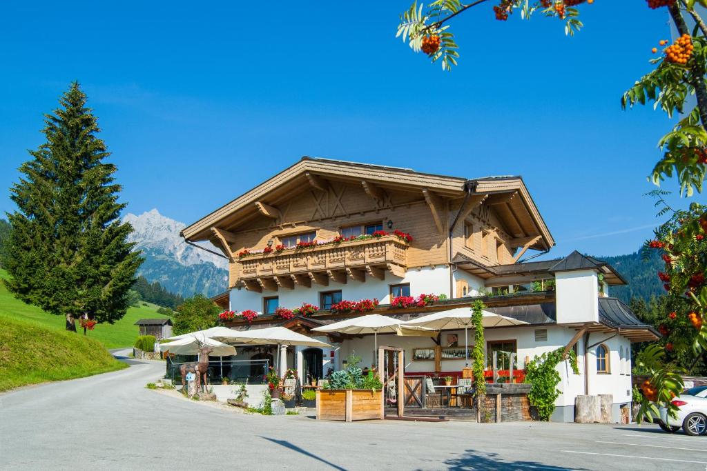 比绍夫斯霍芬Hotel und Alpen Apartments mit Sauna - Bürglhöh的路旁一座花卉大建筑