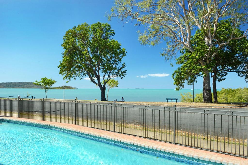 埃尔利海滩惠森迪海滨公寓的围栏和海滩旁的游泳池