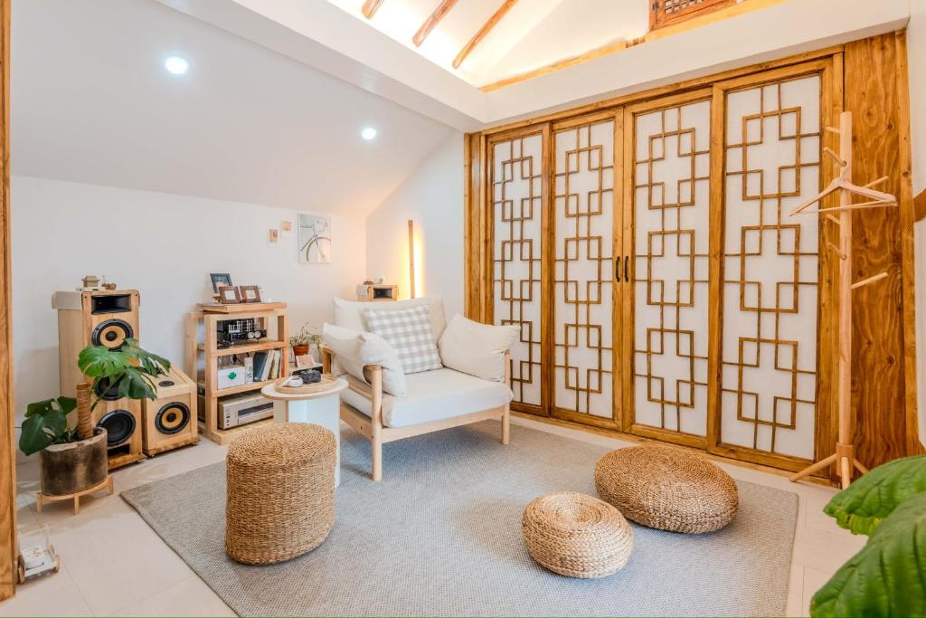 Bow Hanok House的休息区