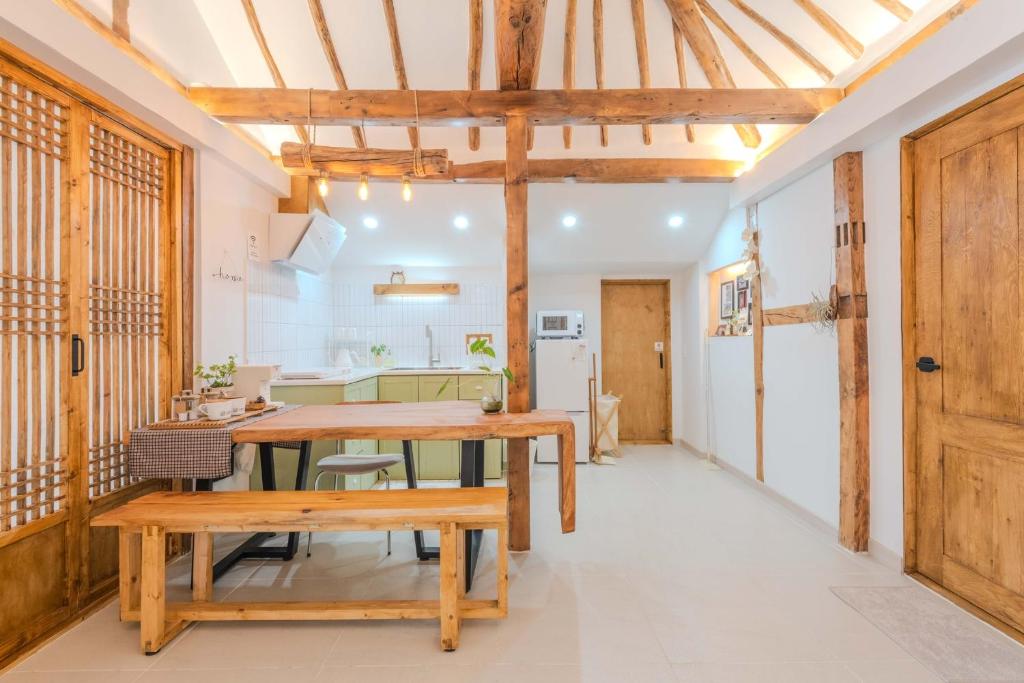 江陵市Bow Hanok House的配有桌椅的厨房和餐厅
