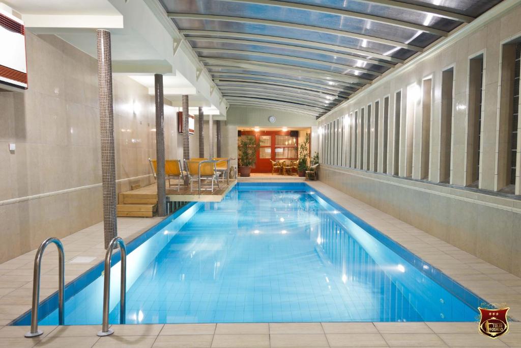 托考伊托尔迪坲加多旅馆的在酒店房间的一个大型游泳池