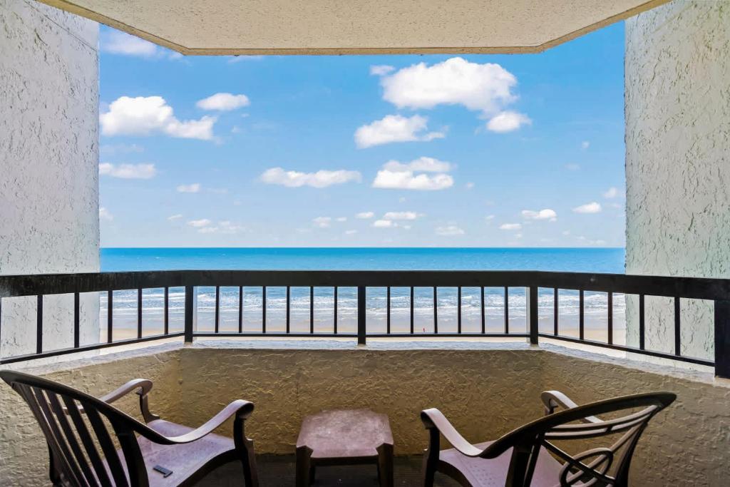 默特尔比奇Compass Cove 759 - Oceanfront的带椅子的阳台，可欣赏海景