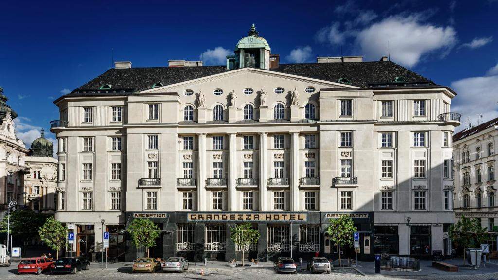 布尔诺格兰迪萨豪华宫殿酒店的一座白色的大建筑,上面有标志