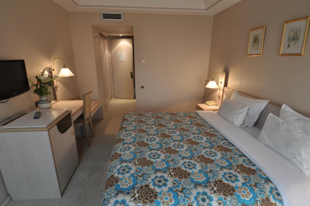 非斯瓦斯姆酒店的酒店客房设有一张大床和一台电视。