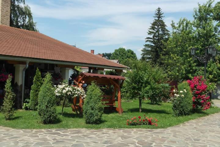 Kakukk Panzió外面的花园