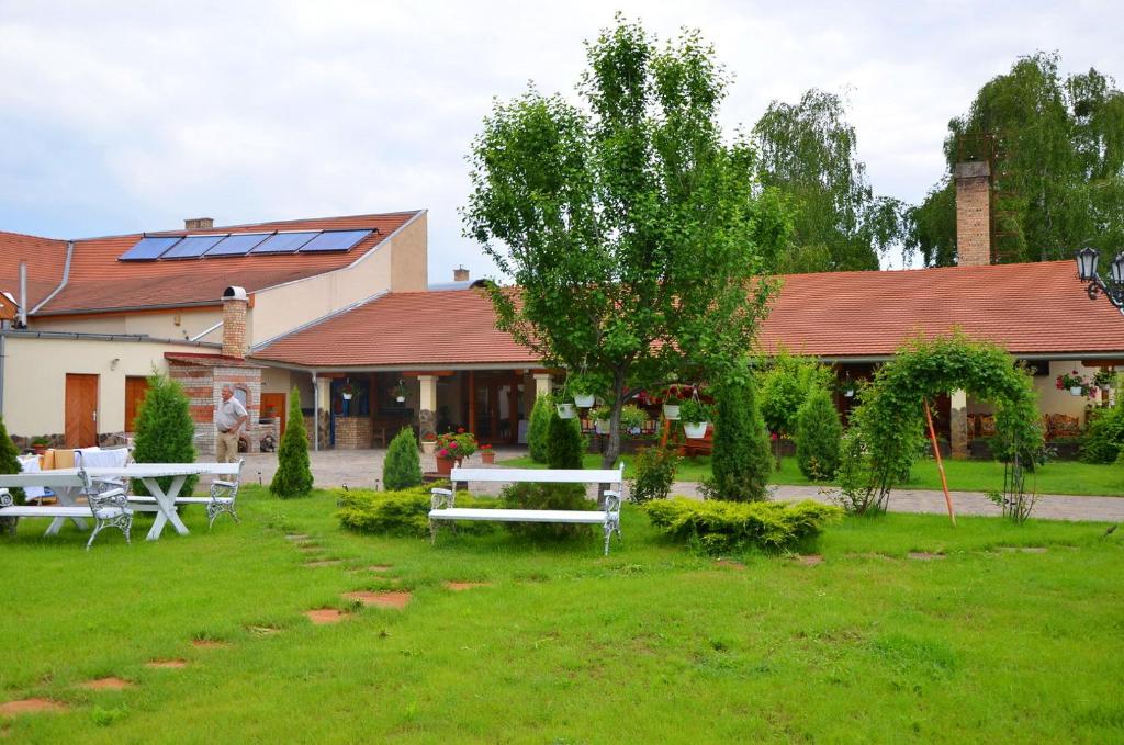 Kakukk Panzió外面的花园