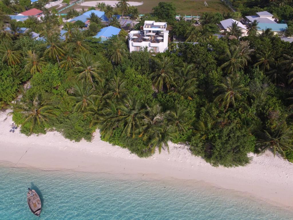 迪古拉海滩潜水全包精品酒店的享有海滩空中美景和度假胜地