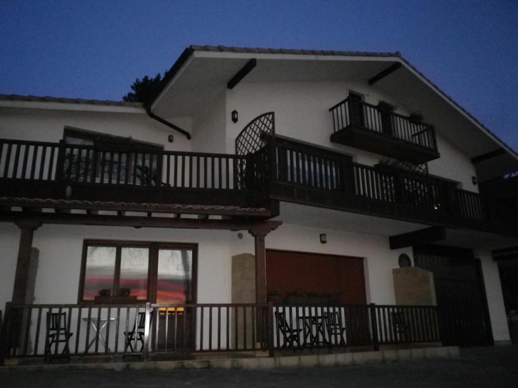 宏达瑞比亚伊赫拉尔德乡村旅馆的带阳台的大型白色房屋