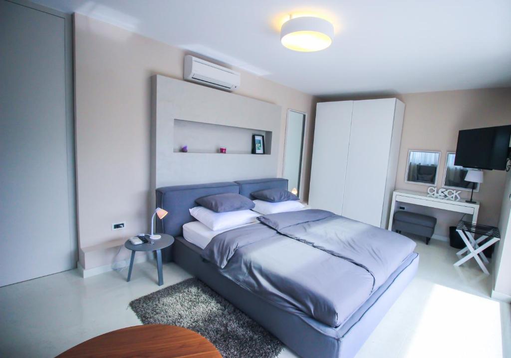 罗维尼伯尼克红土别墅酒店的一间位于客房内的蓝色床卧室