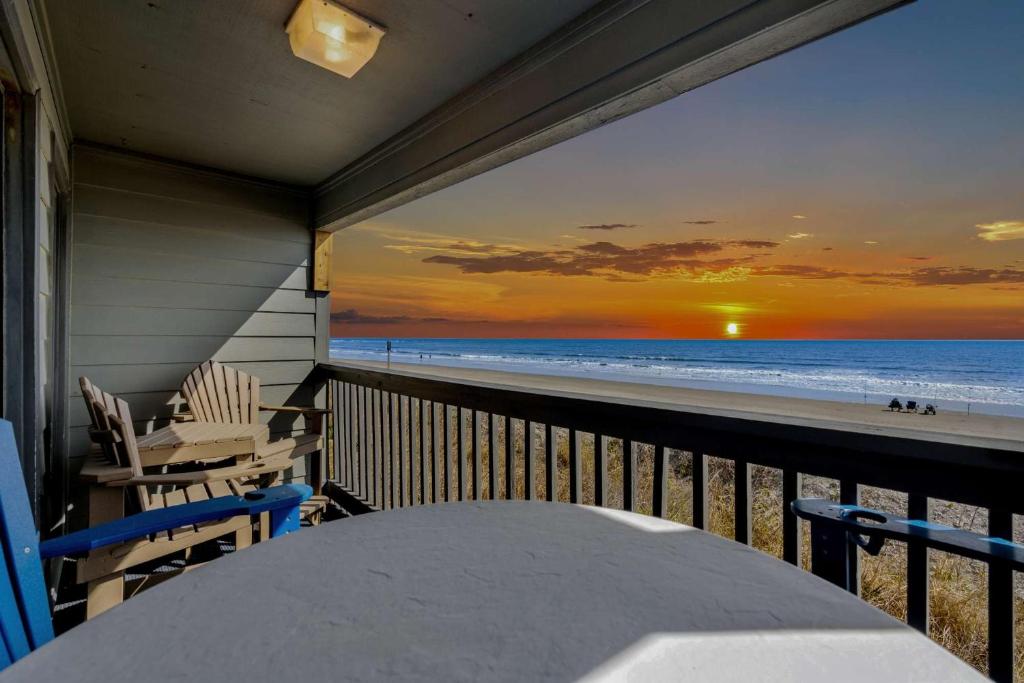 默特尔比奇Sea Cabin 118 - Oceanfront的享有日落海滩美景的阳台