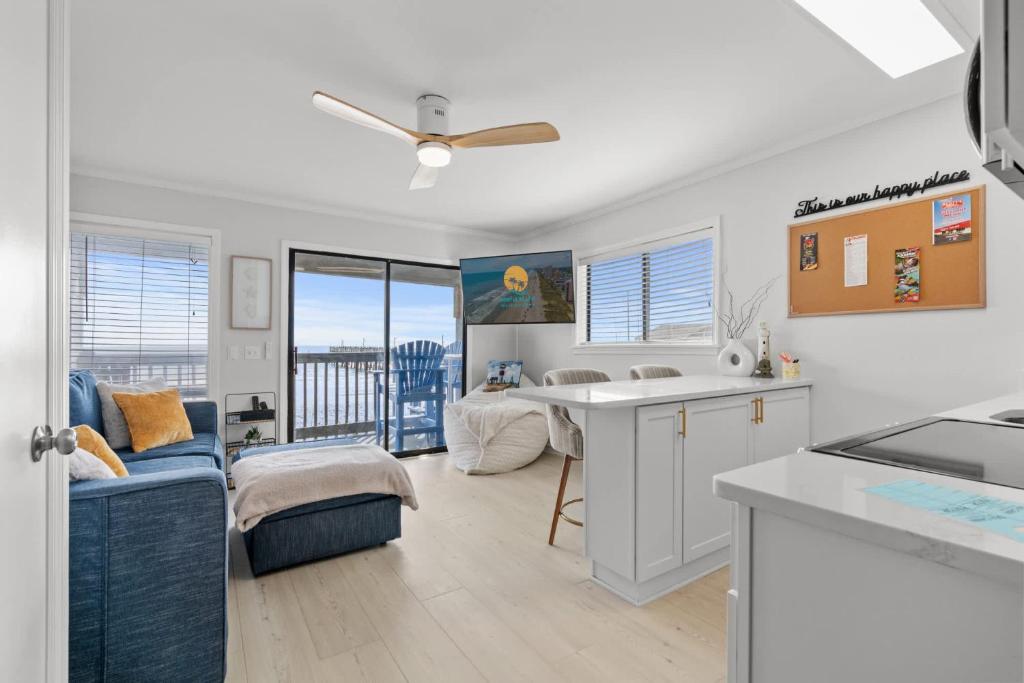 默特尔比奇Sea Cabin 118 - Oceanfront的厨房和客厅,享有海景