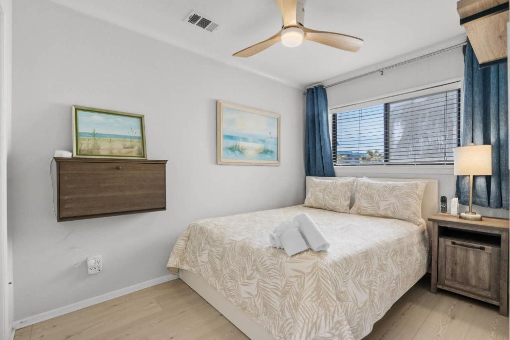 默特尔比奇Sea Cabin 118 - Oceanfront的带床和吊扇的卧室