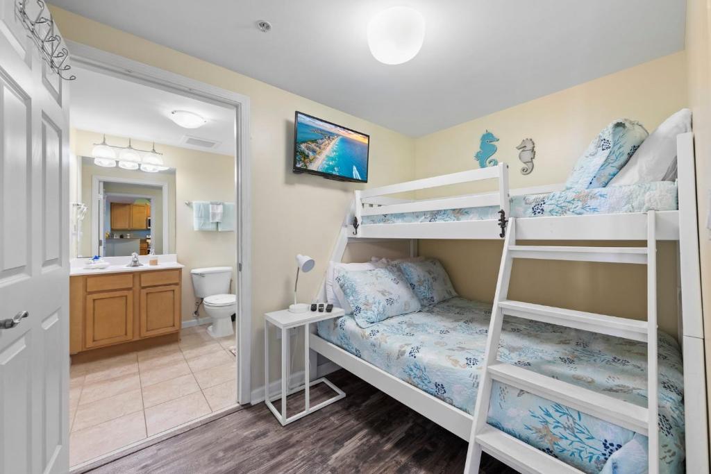 5 Star Resort 11th Fl Stunning Sunrise 2BR 2BA King Suite,Pools ,Shuttle or Walk to Beach客房内的一张或多张床位