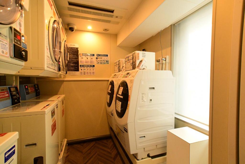 大阪北新地莱斯酒店的厨房或小厨房