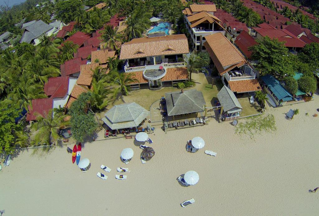 高兰Laguna Beach Club Resort的水面上海滩上房屋的空中景观