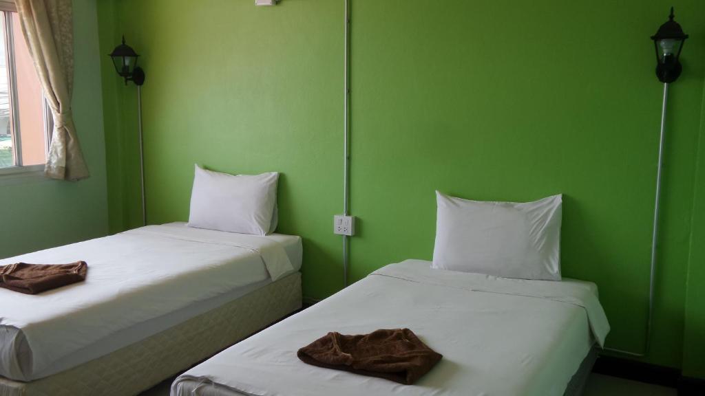 董里由赛布易旅馆的绿墙客房内的两张床