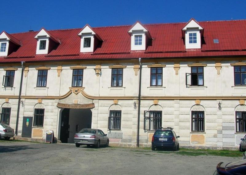 Bouzov瓦拉斯库夫格伦特酒店的一座大型建筑,前面停有两辆车