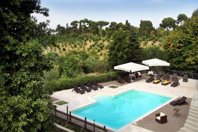 弗拉斯卡蒂梅萨德Spa酒店的享有带桌椅的游泳池的顶部景致