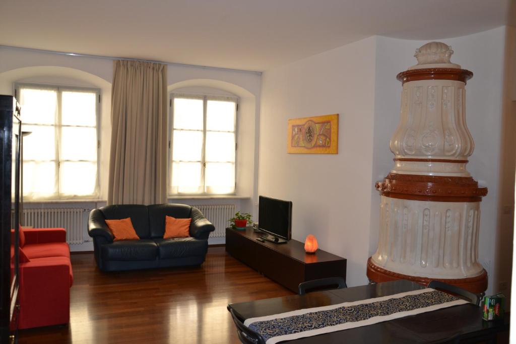 博尔扎诺Guesthouse Bauzanum Streiter的带沙发的客厅和带大房间的客厅