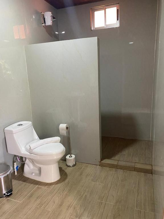 福尔图纳乔斯派克别墅的带白色马桶和窗户的浴室