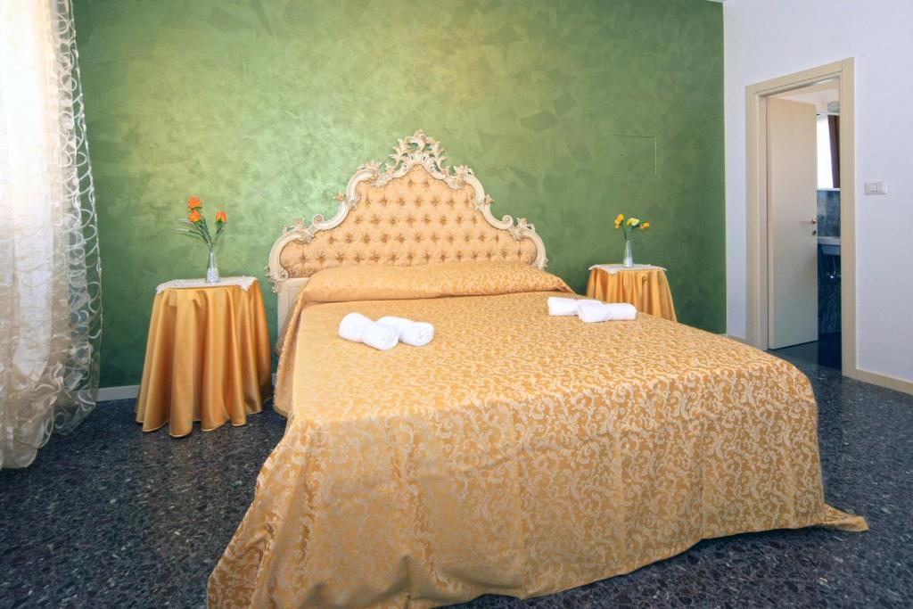 威尼斯里亚托梦幻住宿加早餐旅馆的一间卧室配有一张大床和两张桌子