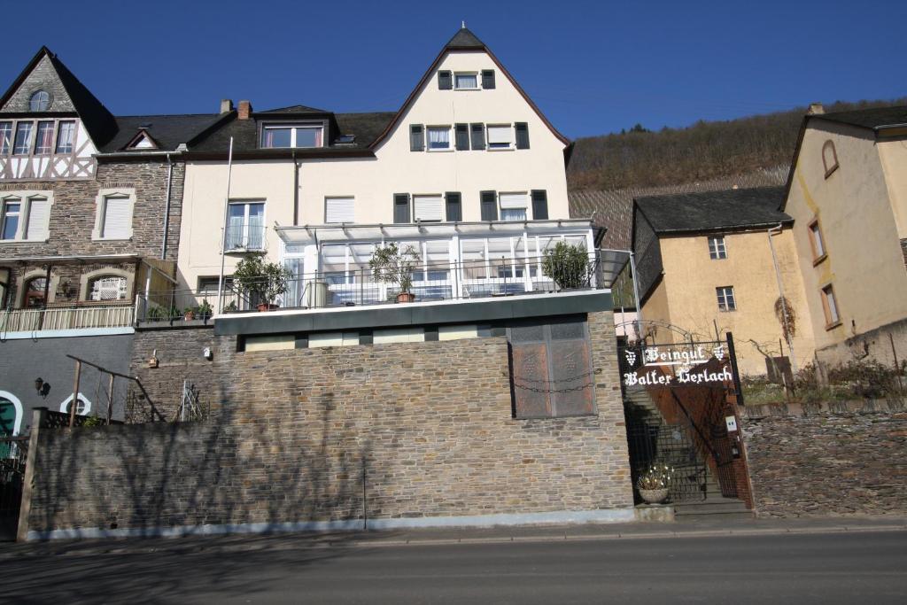 于尔齐希盖拉赫葡萄酒庄/酒店的砖墙顶部带阳台的房子