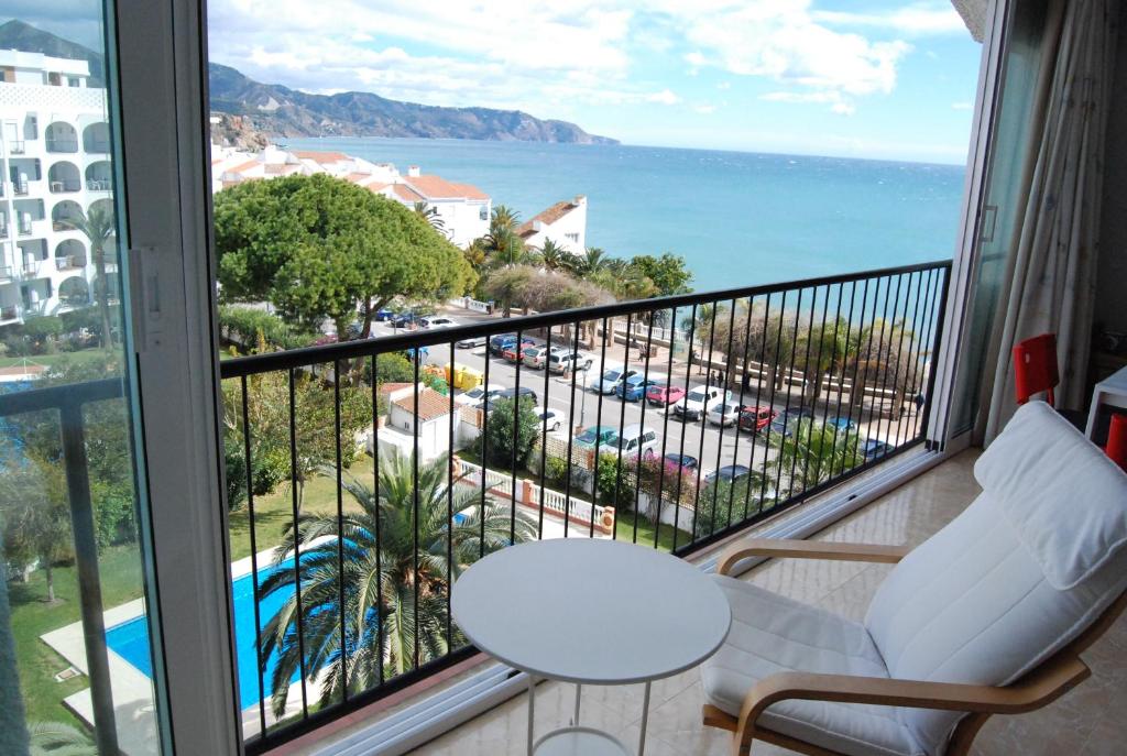 内尔哈Carabeo 50 Apartments Casasol的客房设有海景阳台。