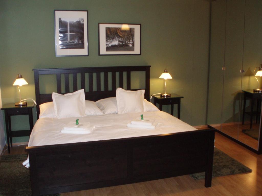 特普利采克门基公寓的一间卧室配有一张大床,上面放有两个托盘