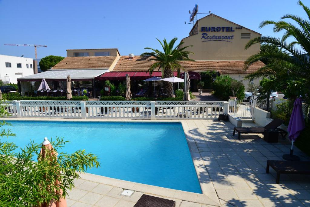 佩罗勒Eurotel Parc Expo Airport Montpellier的酒店前的游泳池