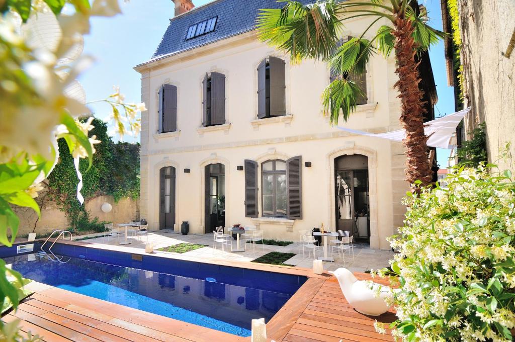 贝济耶贝济耶帕提库列酒店的房屋前有游泳池的房子