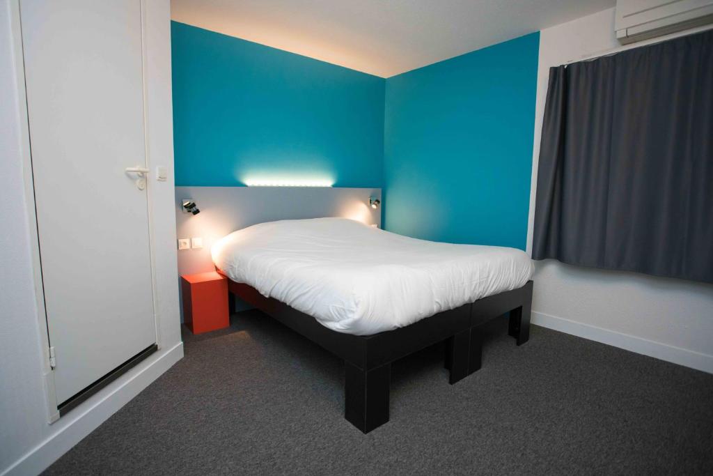 阿尔蒂盖普雷博尔多法斯特酒店的小房间设有一张蓝色墙壁的床
