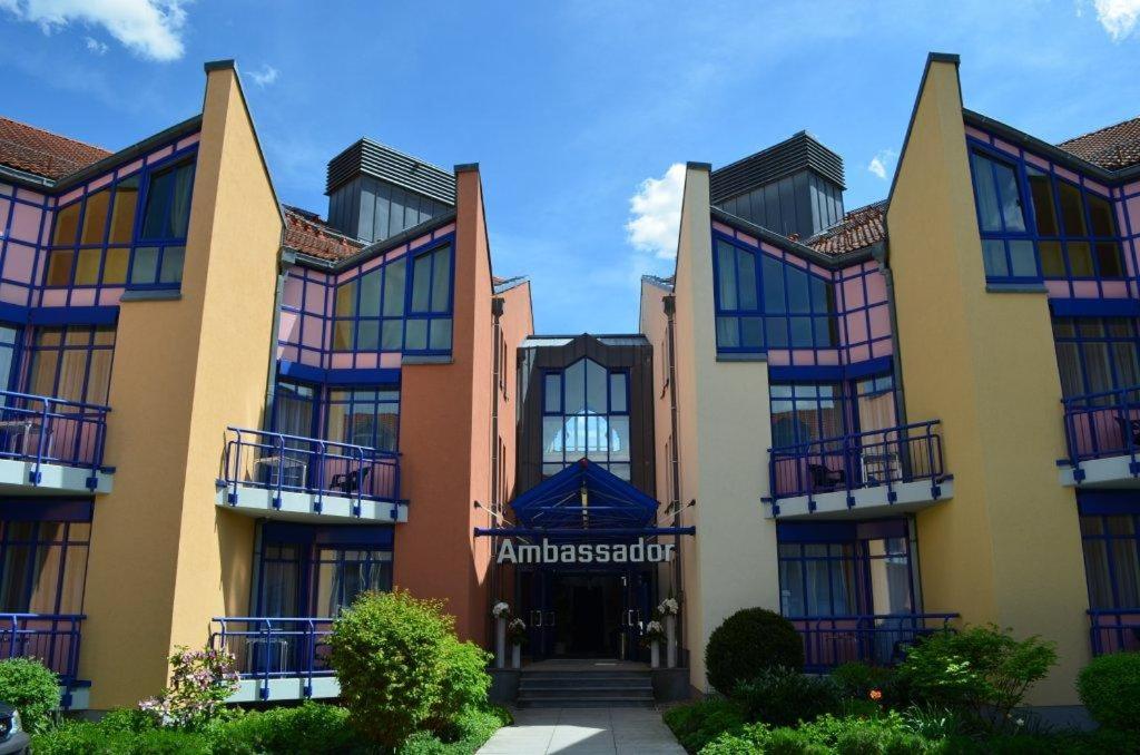 格拉斯布伦大使酒店的建筑前方有五颜六色的窗户