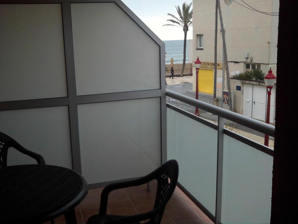 克尤伯厄拉斯库韦利亚斯旅馆的一个带椅子的阳台,享有海滩美景