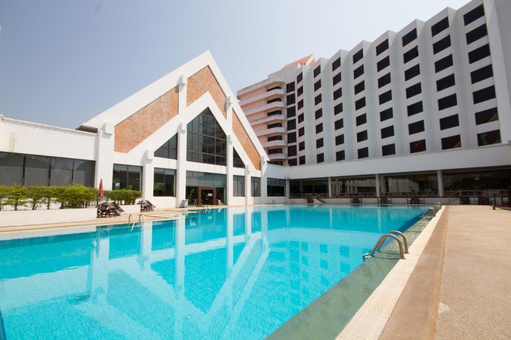 加拉信里姆保酒店的大楼前的大型游泳池
