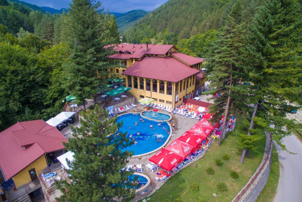 奇夫利克巴尔干酒店的享有带游泳池的度假村的空中景致