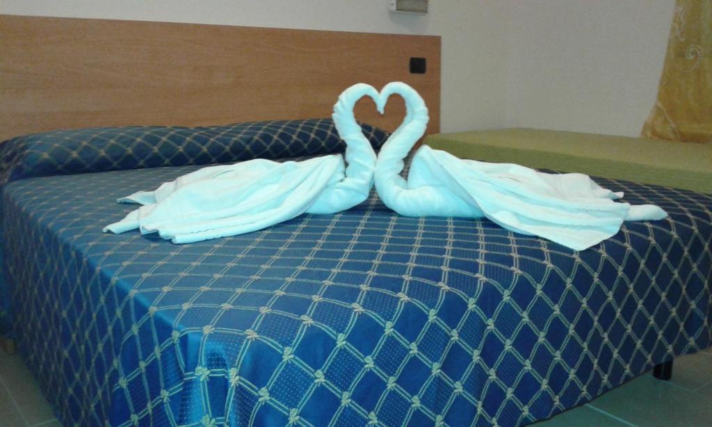 罗马日月旅馆的两个天鹅在床上心跳