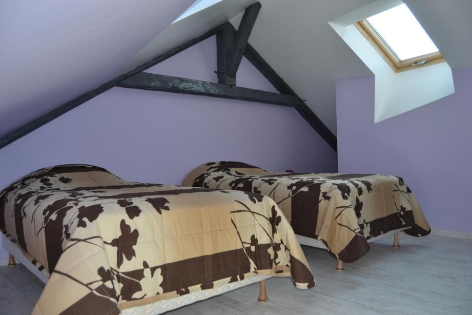 勒阿弗尔塞纳海湾公寓酒店的紫色墙壁客房的两张床