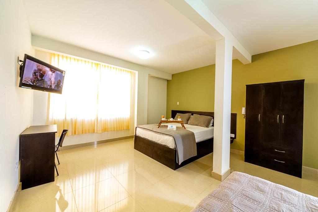 齐克拉约桑塔别墅旅馆的一间卧室设有一张床和一个大窗户