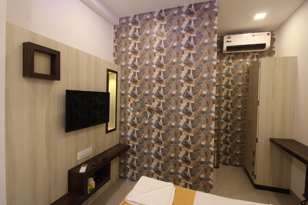 孟买黄金酒店的一间设有石墙的房间