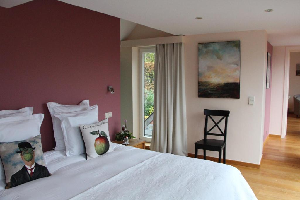 那慕尔Chambre d'hôtes CitaBel'Air的卧室配有一张大白色床和窗户
