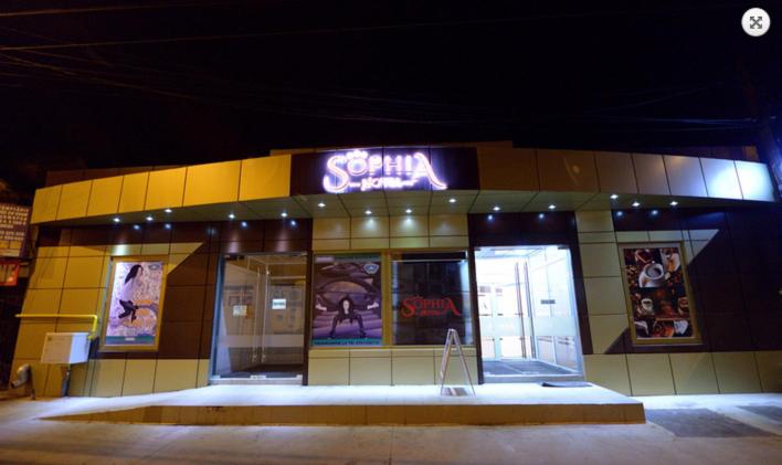 TecuciHotel Sophia的前面有标牌的商店
