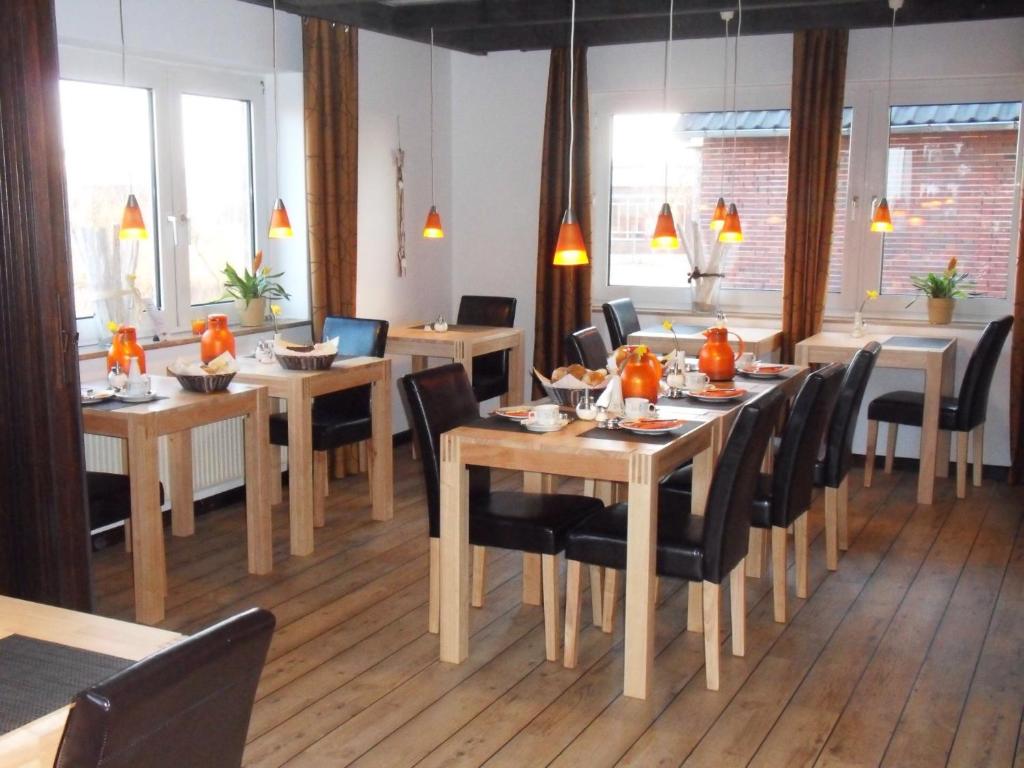 朗格奥Hotel Brandaris的用餐室配有木桌和椅子
