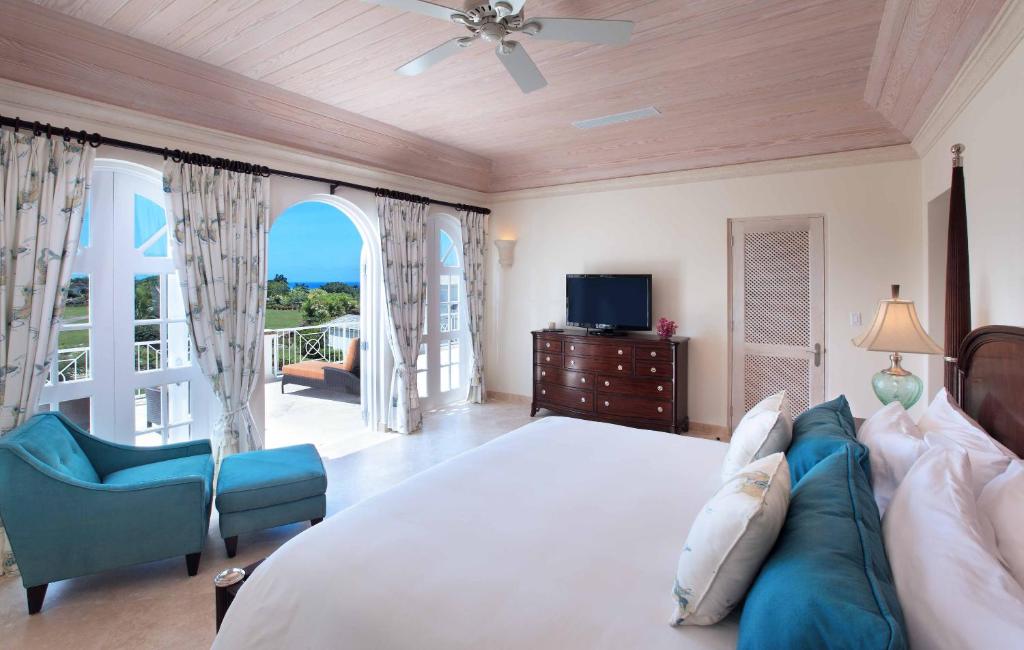 圣詹姆斯Royal Westmoreland, Mahogany Drive 7 by Island Villas的一间带大床的卧室和一个阳台