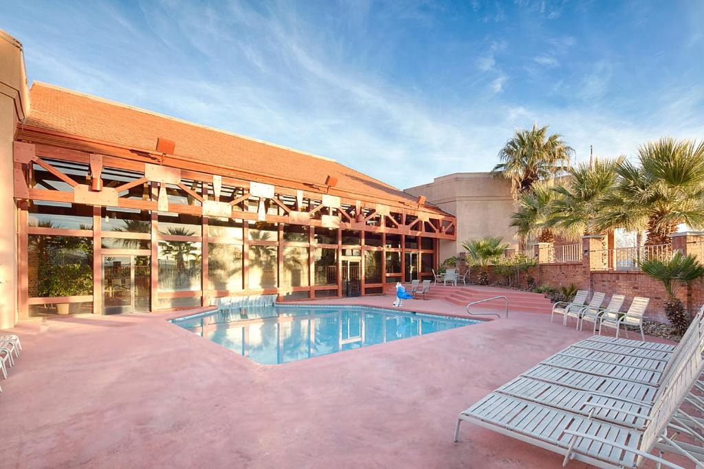 圣乔治圣乔治会议中心红狮酒店 的一座大型建筑,前面设有一个游泳池