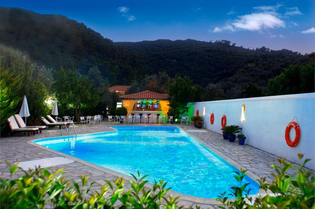 斯塔菲罗斯阿蒂米斯简易别墅的度假村中央的游泳池